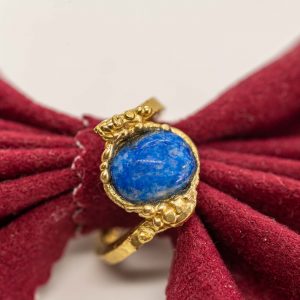 Anello sbieco ornato con lapis