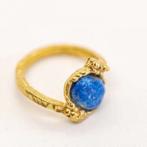 Anello sbieco ornato con lapis