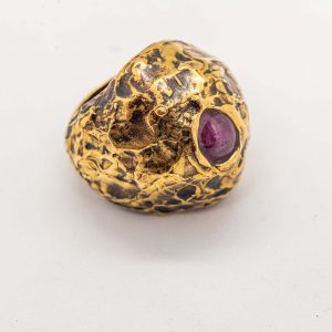 Anello cupola con rubino affogato