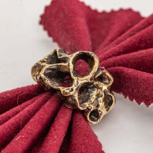 Anello vulcani con grandi trafori