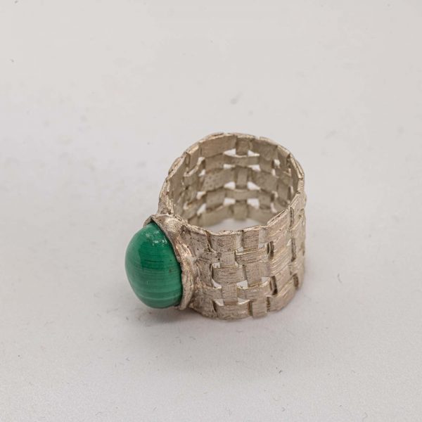 Anello fascia incanestrata con malachite